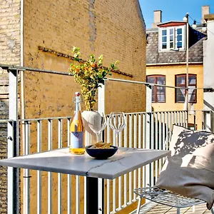 Sanders Leaves - Charming Three-bedroom In Downtown *