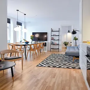 Sanders Tower - Chic Two-bedroom In Charming *