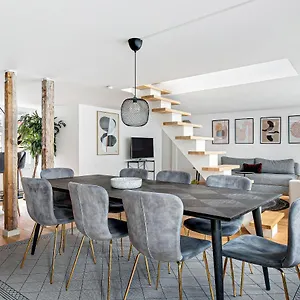 Sanders Regent - Treasured Three-bedroom Near Square *