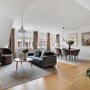 Sanders Leaves - Precious Two-bedroom Penthouse In Downtown Apartment *