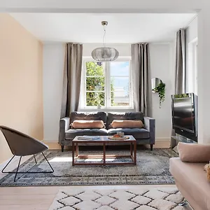 Sanders Charm - Endearing Two-bedroom With Shared Garden Apartment