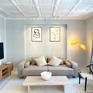 Apartment Two Bedroom Flat In Vibrant Area