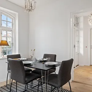 Charming 2 Bedroom - Near Frederiksberg Apartment