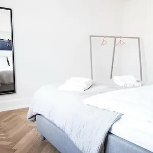 Beautiful 2-bed With Large Balcony *