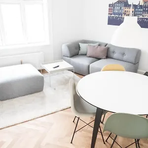 Beautiful 2-bed With Large Balcony *