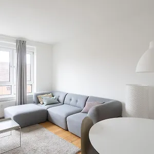 Apartment Refurbished 2-bed Close To Metro And Airport *