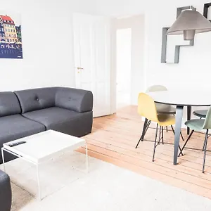 Beautiful 2-bed With Large Balcony Apartment *