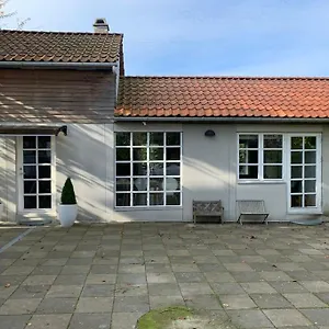 Holiday home Modern 2 Bedroom Close To Airport And Town - Sleeps 8 *
