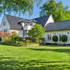 Huge In Hellerup With A Large Garden - Very Close To Villa