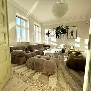 Luxury 'kings Garden View' 260m2 Prime Located Flat Apartment