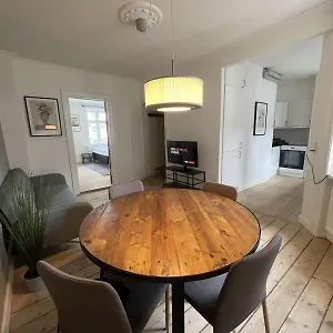 Amazing 2-bedroom By The Lakes *