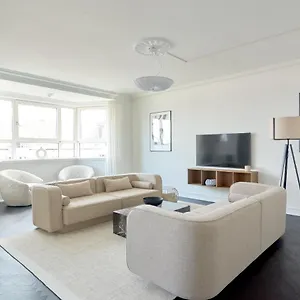 Beautiful 3 Bedroom Near Shopping & Metro Apartment *
