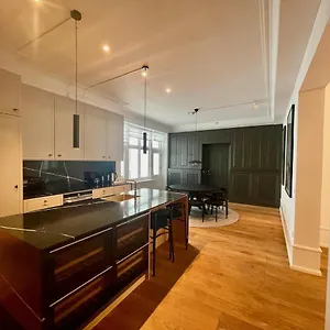 Beautiful 3 Bedroom Flat Next To The Marble Church * Copenhagen