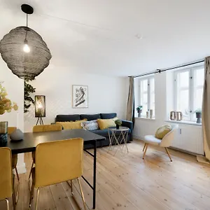 Centrally Located In Apartment *