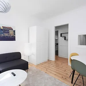 1-bed Near Lakes *