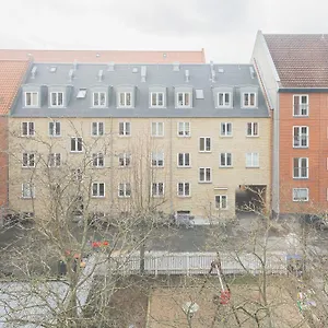 Refurbished 1-bed Close To Metro And Airport